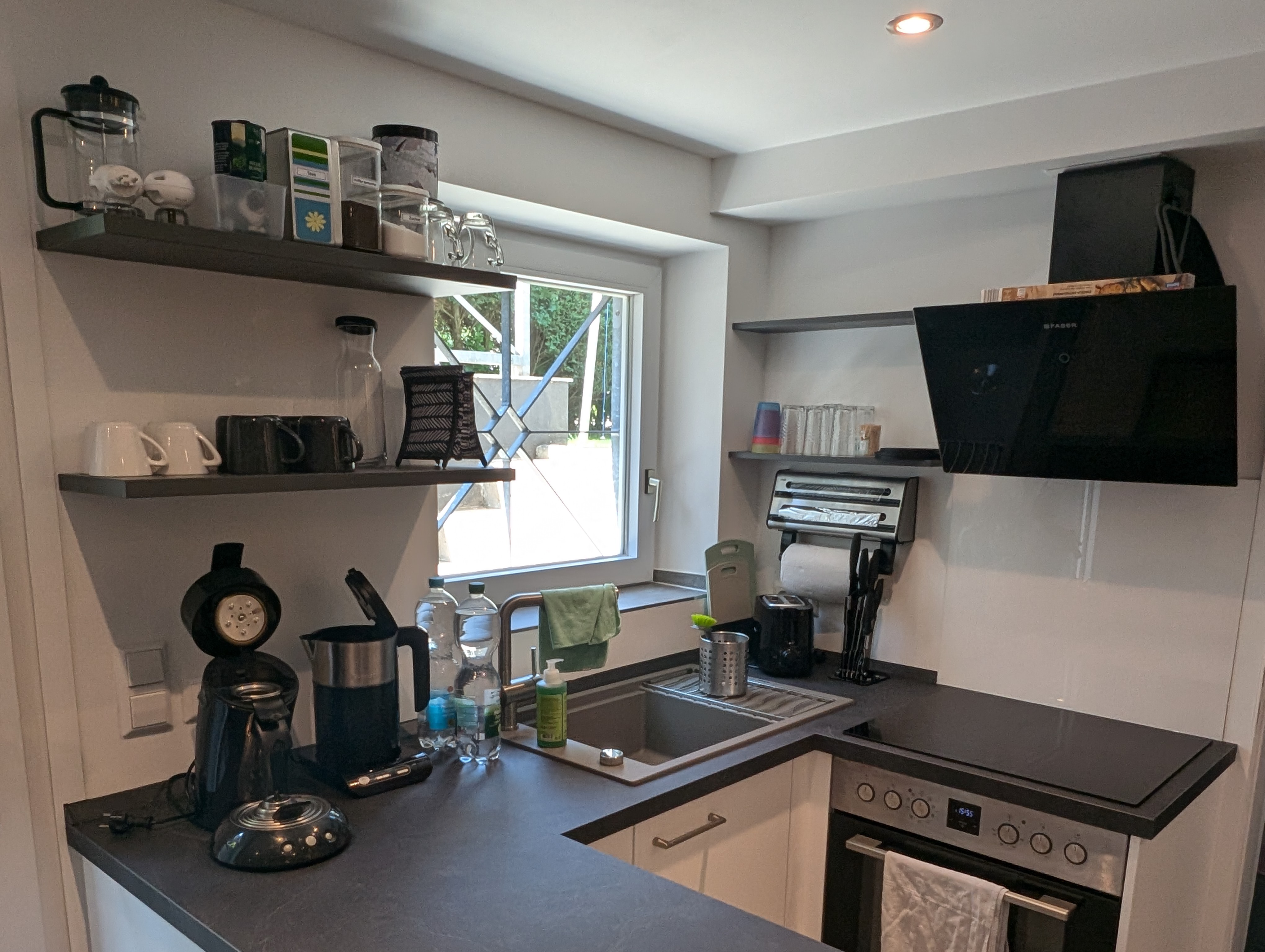 Küche mit Kaffeemaschine und Spüle